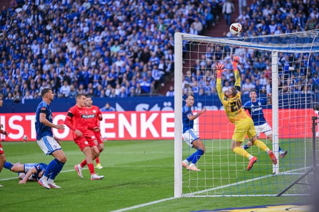 September 20, 2026, Soccer, 2026–2027 Season, Bundesliga, FC Schalke 04 vs. SV Elversberg, Scoring chance by Nikola Katic (FC Schalke 04) and Nicolas Kristof (SV Elversberg) xRHR PHOTO YYx Copyright: KROEGER RHR-FOTOx RHR-FOTO YY