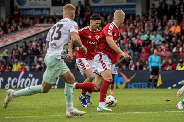 Cottbus, Germany, September 20, 2026, 2nd Bundesliga 2026–2027, Matchday 6: FC Energie Cottbus vs. FC St. Pauli. Pictured with the ball: Axel Borgmann, Energie Cottbus. DFL and DFB regulations prohibit any use of photographs as image sequences and or quasi-video. LEAG Energie Stadium Brandenburg Copyright: xFotostandx xWeilandx