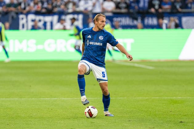 September 20, 2026, GER, 1. Bundesliga, Matchday 4, FC Schalke 04 vs. SV Elversberg Timo Becker FC Schalke 04, 5 Individual play Full body Full body Ball at his feet Gelsenkirchen VELTINS Arena Gelsenkirchen Germany Copyright: xnordphotoxGmbHx xChristianxSchulzex
