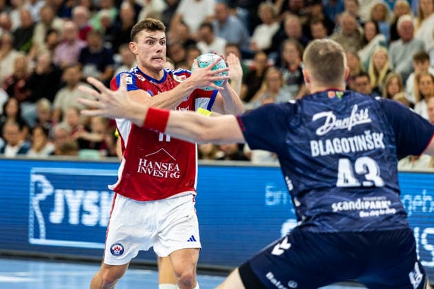 Opel HBL SG Flensburg Handewitt vs. Handball Club Hamburg, September 20, 2026: Nicolaj Jorgensen (No. 11), Handball Club Hamburg, vs. Blaz Blagotinsek (No. 43), SG Flensburg Handewitt Opel HBL SG Flensburg Handewitt vs. Handball Club Hamburg, GGW Arena on September 26, 2020 Copyright: xBEAUTIFULxSPORTS MarioxM.xKobergx