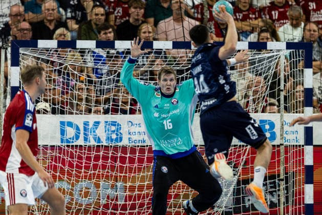 Opel HBL SG Flensburg Handewitt vs. Handball Club Hamburg, September 20, 2026: Robin Haug (No. 16) of Handball Club Hamburg vs. Aymeric Minne (No. 44), SG Flensburg Handewitt Opel HBL SG Flensburg Handewitt vs. Handball Club Hamburg, GGW Arena on September 26, 2020 Copyright: xBEAUTIFULxSPORTS MarioxM.xKobergx