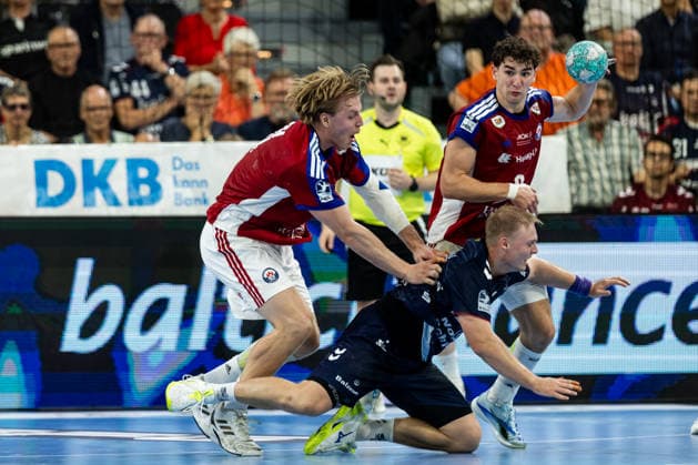 Opel HBL SG Flensburg Handewitt vs. Handball Club Hamburg, September 20, 2026. Defensive play by Elias Kofler (No. 6), Handball Club Hamburg, and Martin Hovde (No. 81), Handball Club Hamburg, against Emil Bergholt (No. 14), SG Flensburg Handewitt Opel HBL SG Flensburg Handewitt vs. Handball Club Hamburg, GGW Arena on September 26, 2020 Copyright: xBEAUTIFULxSPORTS MarioxM.xKobergx