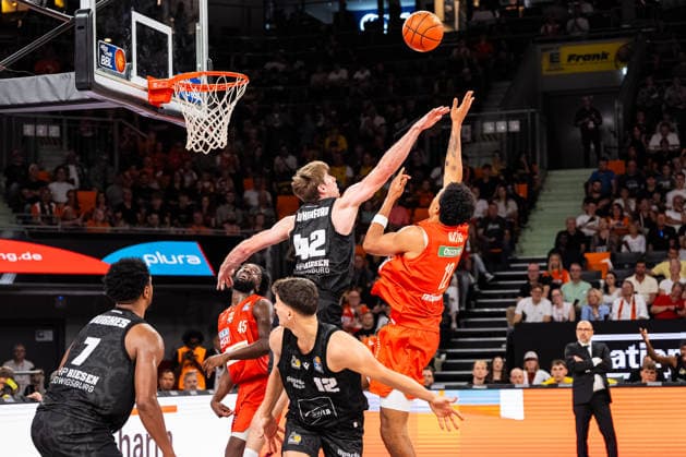 easyCredit BBL Ratiopharm Ulm vs. MHP RIESEN Ludwigsburg September 20, 2026 Ulm, GERMANY September 20, 2026 Tommy Rutherford, MHP RIESEN Ludwigsburg, 42, defends against Michael Rataj of Ratiopharm Ulm, 12, during the game between Ratiopharm Ulm and MHP RIESEN Ludwigsburg on Matchday 1 of the easyCredit BBL at the ratiopharm Arena Ulm Copyright: xBEAUTIFULxSPORTS Steinx