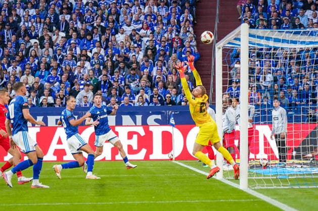 German Soccer Bundesliga 2026–2027, Matchday 4: FC Schalke 04 vs. SV Elversberg at Veltins Arena in Gelsenkirchen; Nicolas Kristof of SV Elversberg blocks a Schalke attack in the 20th minute Copyright: xJOERANxSTEINSIEKx