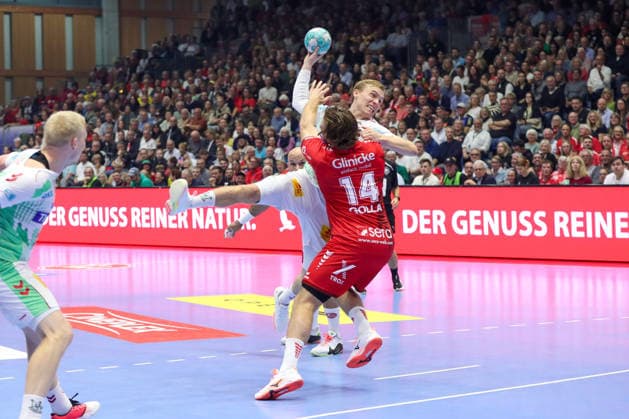 September 20, 2026, xgox, Handball Opel HBL MT Melsungen vs. SC Magdeburg emspor, from left: Dominik Kuzmanovic (Magdeburg), 1, Johannes Golla (Melsungen), 14; duel, battle, tackle, Kassel