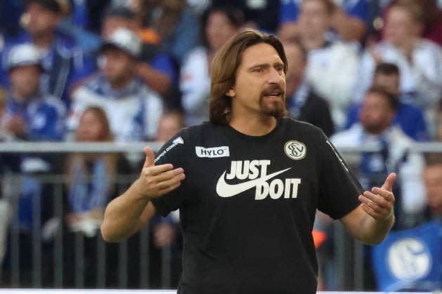September 20, 2026, xrekx, Soccer, Bundesliga 1, FC Schalke 04 vs. SV Elversberg: Vincent Wagner, coach of SV 07 Elversberg, gives instructions, gesticulates, moves his arms, gesticulating DFL DFB REGULATIONS PROHIBIT ANY USE OF PHOTOGRAPHS as IMAGE SEQUENCES and or QUASI-VIDEO Gelsenkirchen