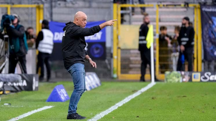 Rui Mota, head coach of SV Waldhof, gives instructions, gesturing with his arms; cutout, full-body, single frame, single photo, action, on the sidelines, at the sideline, September 20, 2026, Mannheim, Germany, soccer, 3. Liga, SV Waldhof Mannheim vs. SC Preußen Münster, DFB and DFL regulations prohibit any use of photographs as image sequences and or quasi-video xozx