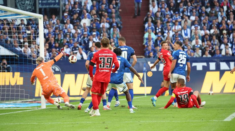 September 20, 2026, xrekx, Soccer, Bundesliga 1, FC Schalke 04 vs. SV Elversberg, Loris Karius, FC Schalke 04. DFL and DFB regulations prohibit any use of photographs as image sequences and or quasi-video. Gelsenkirchen