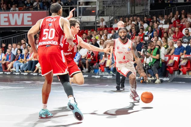 Austin Wiley 50 FC Bayern Basketball, Justin Jessup 10 FC Bayern Basketball, Jordan Jones 4 BMA365 Bamberg Baskets, FC Bayern Basketball BMA365 Bamberg Baskets, BBL, Matchday 1, September 20, 2026, Munich, Bavaria, Germany Copyright: xkolbert-press UlrichxGamelx