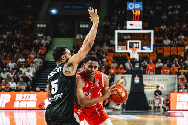 Neu Ulm, Germany, September 20, 26 Ish Leggett of MHP RIESEN Ludwigsburg and Jaylen Sims of ratiopharm Ulm go head-to-head during the Basketball Bundesliga game between ratiopharm Ulm and MHP Riesen Ludwigsburg at the ratiopharm Arena on September 20, 2026 in Neu Ulm, Germany. Photo by Harry Langer, DeFodi Images, ratiopharm Arena, Germany, September 20, 2026 Ish Leggett of MHP RIESEN Ludwigsburg and Jaylen Sims of ratiopharm ulm battle for the ball during the Basketball Bundesliga match between ratiopharm ulm and MHP Riesen Ludwigsburg in Neu Ulm on September 20, 2026 at the ratiopharm Arena, Germany Photo by Harry Langer, DeFodi Images Photo by Harry Langer, DeFodi Images