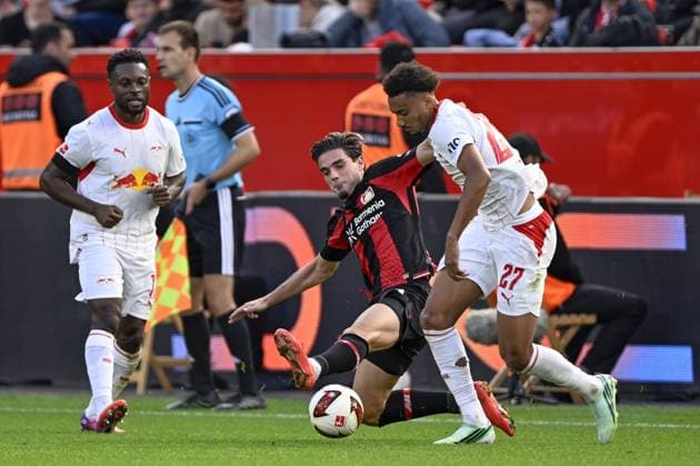 LEVERKUSEN - (lr) Miquel Gutierrez of Bayer 04 Leverkusen, Tidiam Gomis of RB Leipzig during the match between Bayer 04 Leverkusen and RB Leipzig at the Bay Arena on 20 September 2026 in Leverkusen, Germany. ANP Bundesliga 2026 27 xVIxANPxSportx xGerritxvanxKeulenxIVx 569419623 originalFilename: 569419623.jpg