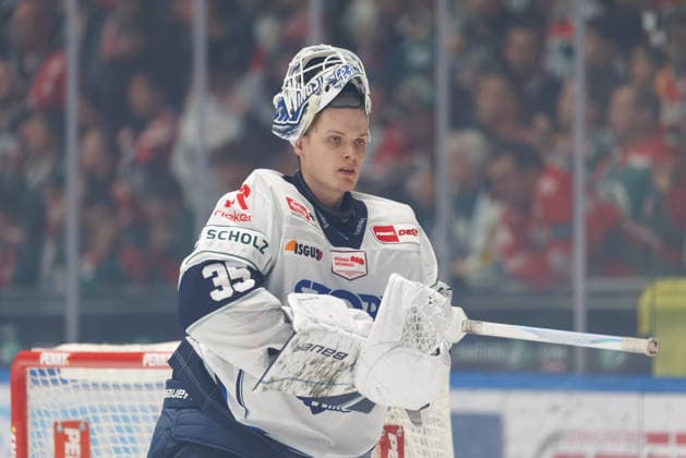 Simon Wolf, 35, of the Schwenninger Wild Wings during the game between the Augsburger Panther and the Schwenninger Wild Wings, men s ice hockey, DEL, 2026–2027, Matchday 2 on September 20, 2026, in Augsburg, Curt Frenzel Stadium, Bavaria, Germany