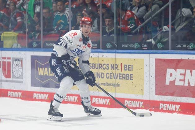 William Weber, 78, Schwenninger Wild Wings, during the game between the Augsburger Panther and the Schwenninger Wild Wings, men s ice hockey, DEL, 2026–2027, Matchday 2 on September 20, 2026, in Augsburg, Curt Frenzel Stadium, Bavaria, Germany