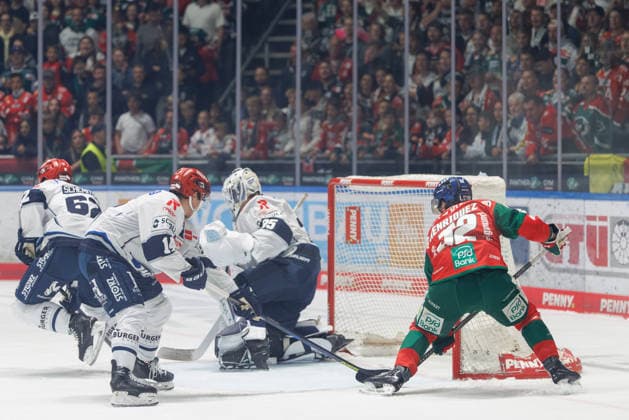 Simon Wolf, 35, of the Schwenninger Wild Wings, and Morales Enrico Henriquez, 52, of the Augsburger Panther, during the game between the Augsburger Panther and the Schwenninger Wild Wings, ice hockey, men’s, DEL, 2026–2027, Matchday 2 on September 20, 2026, in Augsburg, Curt Frenzel Stadium, Bavaria, Germany
