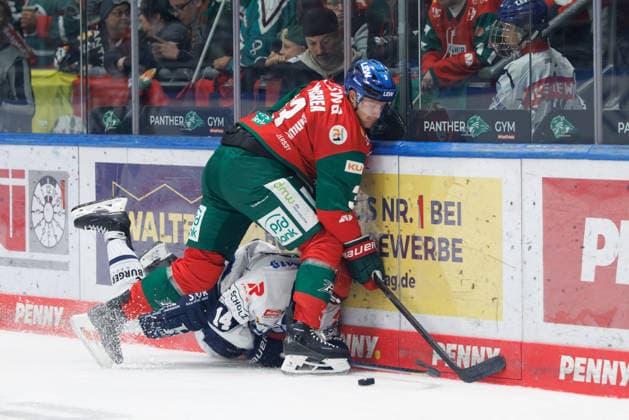 Alec McCrea 3, Augsburg Panthers, and Bode Wilde 4, Schwenningen Wild Wings, during the game between the Augsburg Panthers and the Schwenningen Wild Wings, ice hockey, men s, DEL, 2026–2027, Matchday 2 on September 20, 2026, in Augsburg, Curt Frenzel Stadium, Bavaria, Germany