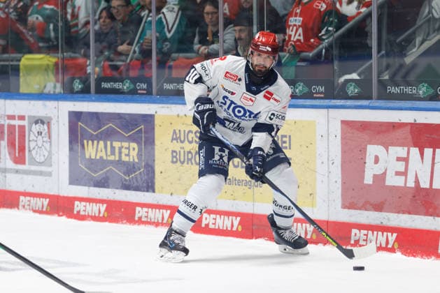 Mirko Höfflin 10, Schwenninger Wild Wings, during the game between the Augsburger Panther and the Schwenninger Wild Wings, ice hockey, men s, DEL, 2026–2027, Matchday 2 on September 20, 2026, in Augsburg, Curt Frenzel Stadium, Bavaria, Germany