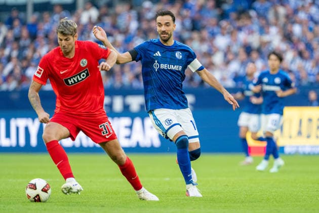 Kenan Karaman (Schalke 04), 19, runs past Maximilian Rohr (SV Elversberg), 31, in FC Schalke 04 vs. SV Elversberg, Soccer, Bundesliga, Matchday 4, 2026–27 Season, September 20, 2026, DFL regulations prohibit any use of photographs as image sequences and or quasi-video, FC Schalke 04 vs. SV Elversberg, soccer, Bundesliga, Matchday 4, 2026–27 Season, September 20, 2026, Gelsenkirchen Copyright: xEibner-Pressefoto LukasxBaldygax EP_LBA