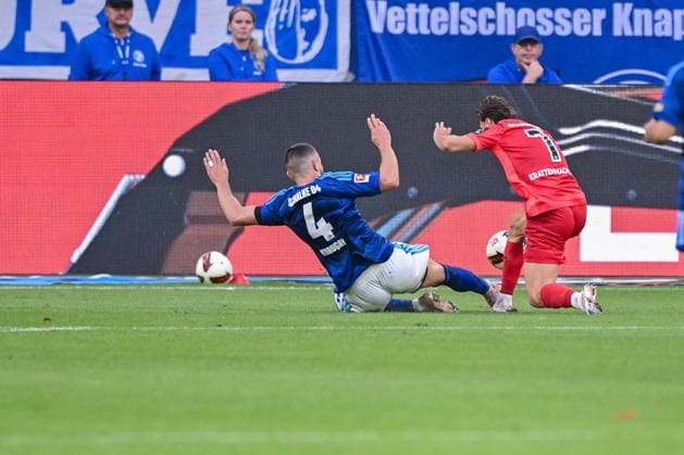 September 20, 2026, Soccer, 2026–2027 Season, Bundesliga, FC Schalke 04 vs. SV Elversberg, Hasan Kurucay (FC Schalke 04) makes a sliding tackle on Maurice Krattenmacher (SV Elversberg) xRHR PHOTO YYx Copyright: KROEGER RHR-FOTOx RHR-FOTO YY