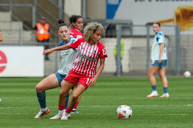 17 Amira Arfaoui wins a tackle, SC Freiburg vs. Bayer 04 Leverkusen, Soccer, Women s Bundesliga 1, September 20, 2026 SC Freiburg vs. Bayer 04 Leverkusen, Soccer, Women s Bundesliga 1, September 20, 2026, Freiburg Copyright: xEibner-Pressefotox EP_PSA