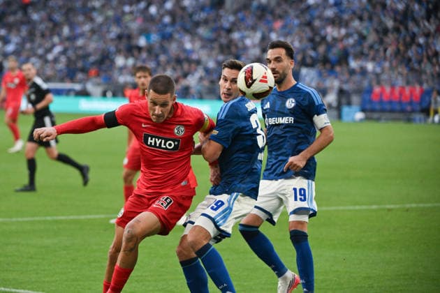 Lukas Pinckert, SV Elversberg; Maximilian Wöber, FC Schalke 04; Kenan Karaman, FC Schalke 04; from left, September 20, 2026; Soccer, 1. Bundesliga, 2026–2027 season, Matchday 4, FC Schalke 04 vs. SV Elversberg. DFL regulations prohibit any use of photographs as image sequences and or quasi-video. Gelsenkirchen, Veltins Arena, North Rhine-Westphalia, Germany Team2
