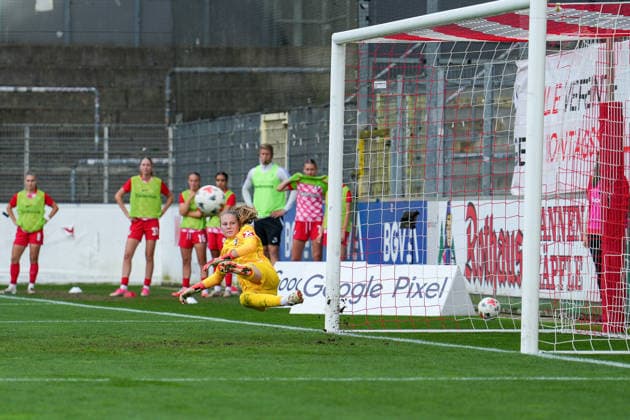 1 Anna Reimann had no chance on the penalty kick that tied the game at 1-1, SC Freiburg vs. Bayer 04 Leverkusen, Soccer, Women s Bundesliga 1, September 20, 2026 SC Freiburg vs. Bayer 04 Leverkusen, Soccer, Women’s Bundesliga 1, September 20, 2026, Freiburg Copyright: xEibner-Pressefotox EP_PSA