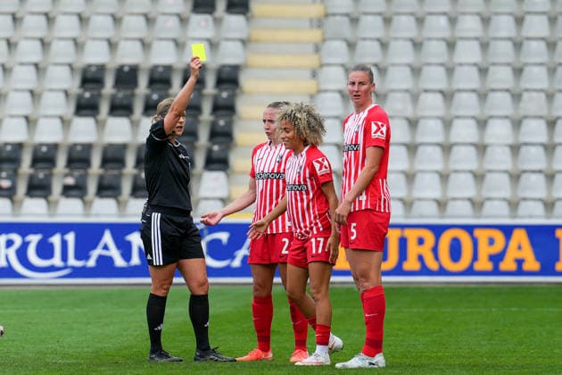 17 Amira Arfaoui receives a yellow card, SC Freiburg vs. Bayer 04 Leverkusen, Soccer, Women s Bundesliga 1, September 20, 2026 SC Freiburg vs. Bayer 04 Leverkusen, Soccer, Women s Bundesliga 1, September 20, 202 Freiburg Copyright: xEibner-Pressefotox EP_PSA
