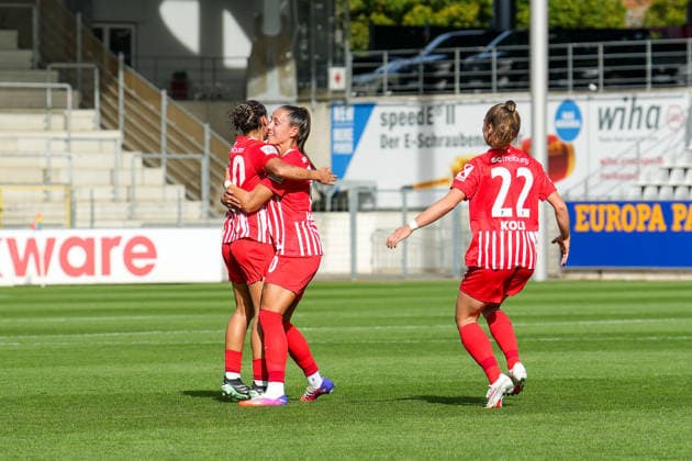 10 Selina Vobian celebrates after the 1-0 win with 30 Ilayda Acikgöz and 22 Lisa Kolb, SC Freiburg vs. Bayer 04 Leverkusen, Soccer, Women’s Bundesliga 1, September 20, 2026, SC Freiburg vs. Bayer 04 Leverkusen, soccer, Women’s Bundesliga 1, September 20, 2026, SC Freiburg Copyright: xEibner-Pressefotox EP_PSA