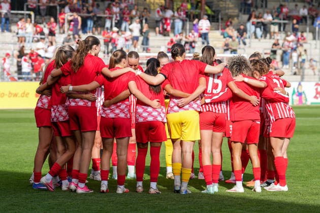 The SC Freiburg team is getting pumped up for the game: SC Freiburg vs. Bayer 04 Leverkusen, Soccer, Women s Bundesliga 1, September 20, 2026; SC Freiburg vs. Bayer 04 Leverkusen, Soccer, Women s Bundesliga 1, September 20, 202 Freiburg Copyright: xEibner-Pressefotox EP_PSA