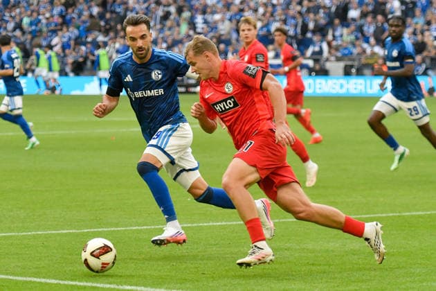 From left: Kenan Karaman (Schalke 19) and Lasse Günther (Elversberg) in a one-on-one battle 21 20 09 2026 ¢ Soccer ¢ FC Schalke 04 vs. SV 07 Elversberg, Veltins Arena, Gelsenkirchen, DFB DFL REGULATIONS PROHIBIT ANY USE OF PHOTOGRAPHS AS IMAGE SEQUENCES AND OR QUASI-VIDEO NRW Germany Copyright: xpepphotox xSaschaxWeizx pep00321, pep_20260920_sw