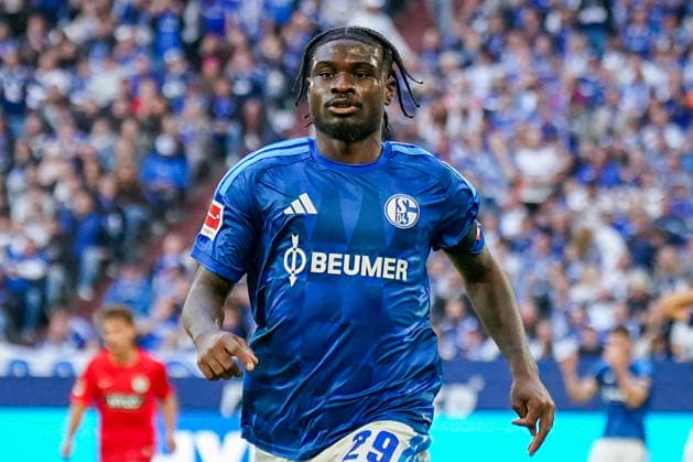 German Soccer Bundesliga 2026–2027, Matchday 4: FC Schalke 04 vs. SV Elversberg, Veltins Arena, Gelsenkirchen; Eric Junior, Dina Ebimbe, FC Schalke 04; 29 facial expressions, emotions Copyright: xJOERANxSTEINSIEKx