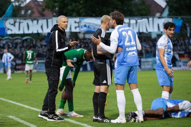 Soccer, Northeast Regional League: BSG Chemie Leipzig vs. Chemnitzer FC, September 20, 2026; Head Coach Alexander Schmidt of Chemie Leipzig in conversation with Dennis Slamar (21), Chemnitzer FC; Soccer, Northeast Regional League, 2026–2027 season, Matchday 10: BSG Chemie Leipzig vs. Chemnitzer FC on September 20, 2026, at Alfred Kunze Sportpark, Leipzig Leutzsch Copyright: xBEAUTIFULxSPORTS JanxKaeferx