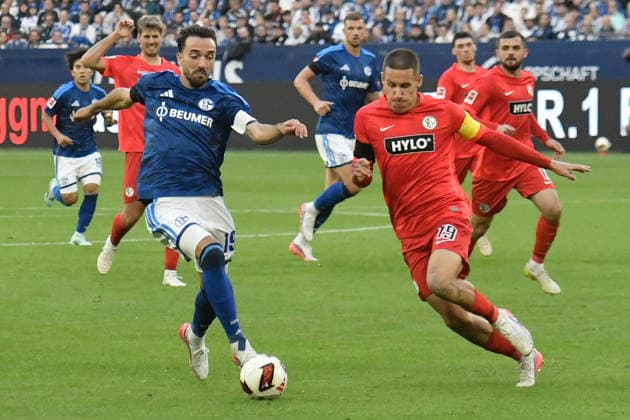 From left: Kenan Karaman (Schalke 19) and Lukas Pinckert (Elversberg 19) in a one-on-one battle, September 9, 2026 ¢ Soccer ¢ FC Schalke 04 vs. SV 07 Elversberg, Veltins Arena, Gelsenkirchen, DFB and DFL regulations prohibit any use of photographs as image sequences and or quasi-video. NRW, Germany Copyright: xpepphotox xSaschaxWeizx pep00321, pep_20260920_sw