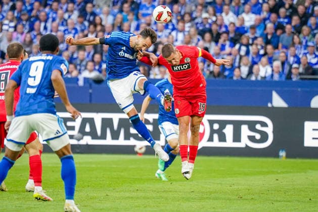 German Bundesliga 2026–2027, Matchday 4: FC Schalke 04 vs. SV Elversberg at Veltins Arena in Gelsenkirchen. Kenan Karaman (FC Schalke 04) and Lukas Pinckert (SV Elversberg), both 19, in a tackle. Copyright: xJOERANxSTEINSIEKx