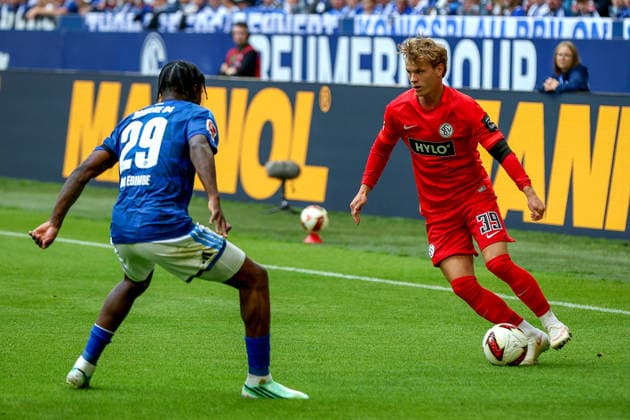September 20, 2026, xsscx, Soccer, FC Schalke 04 vs. SV Elversberg, Men s Bundesliga 1, Matchday 4, Veltins Arena, 2026–2027 Season: Eric Junior Dina Ebimbe of FC Schalke 04, No. 29, in a tackle against Cole Campbell of SV Elversberg, No. 39. DFB regulations prohibit any use of photographs as image sequences and or quasi-video. Photo: xSandraxScherningxPressefotoKochx North Rhine-WestGermany
