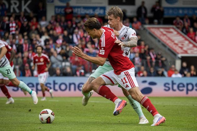 Cottbus, Germany, September 20, 2026, 2nd Bundesliga 2026–2027, Matchday 6: FC Energie Cottbus vs. FC St. Pauli. Pictured, from left, in a tackle: Moritz Hannemann (Energie Cottbus) and Eric Smith (St. Pauli). DFL and DFB regulations prohibit any use of photographs as image sequences and or quasi-video. LEAG Energie Stadium Brandenburg Copyright: xFotostandx xWeilandx