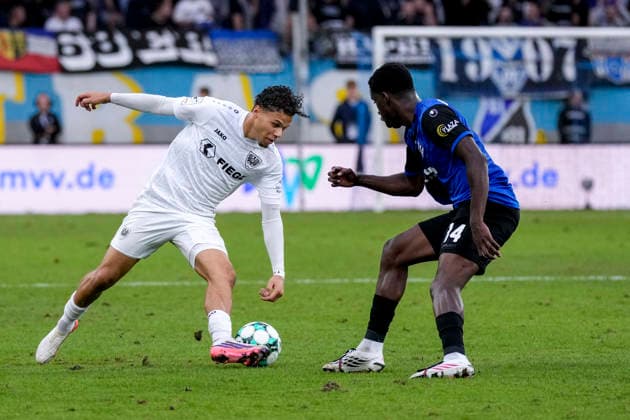 v li Montell Ndikom Münster, 28, Oluwaseun Ogbemudia Olu, SV Waldhof, 14, tackle, game scene, duel, tackle, tackling, dynamics, action, 20 09 2026, Mannheim, Germany, soccer, 3rd Division, SV Waldhof Mannheim vs. SC Preußen Münster, DFB and DFL regulations prohibit any use of photographs as image sequences and or quasi-video xozx