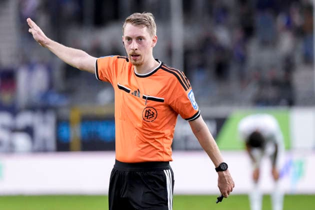 Ben Henry Uhrig, referee, giving instructions, gesturing, gesturing with his arms, single frame, single photo, action, September 20, 2026, Mannheim, Germany, soccer, 3. Liga, SV Waldhof Mannheim vs. SC Preußen Münster, DFB and DFL regulations prohibit any use of photographs as image sequences and or quasi-video xozx