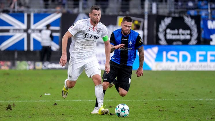 From left: Torge Paetow (Münster), 16, captain with a bloodstained jersey and blood on his collar; Julian Ulbricht (SV Waldhof), 10, tackle, game scene, duel, tackle, tackling, dynamic, action, 20 09 2026, Mannheim, Germany, soccer, 3rd Division, SV Waldhof Mannheim vs. SC Preußen Münster, DFB and DFL regulations prohibit any use of photographs as image sequences and or quasi-video xozx