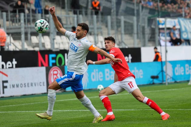 Marco Schuster, F.C. Hansa Rostock, September 20, 2026; Marco Schuster (No. 5), FCH, on defense in front of Semir Telalovic (No. 17), RWE Rot-Weiss Essen (RWE), Rot-Weiss Essen vs. FC Hansa Rostock on September 20, 2026, at the Stadion an der Hafenstraße in Essen, North Rhine-Westphalia, Germany (GER), soccer, Matchday 7 of the 3. Liga 2026–2027 season, final score 1–1 in front of 19,000 spectators