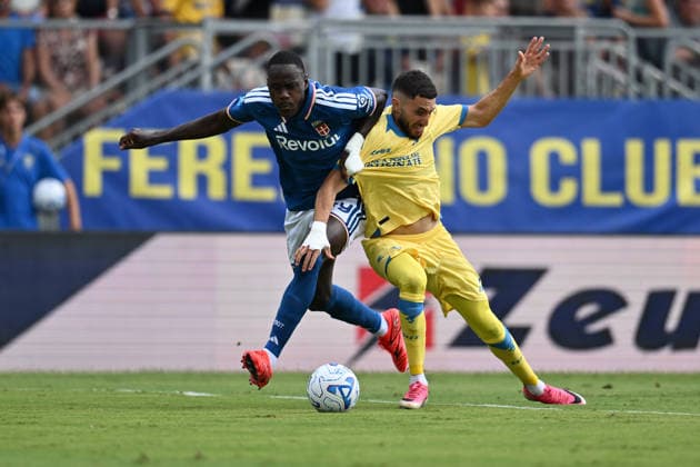 Frosinone Calcio v Como 1907 - Serie A 2026 27 Trevoh Chalobah of Como 1907 and Fares Ghedjemis of Frosinone Calcio are in action during the matchday 5 of the Serie A Championship between Frosinone Calcio and Como 1907, at the Benito Stirpe Stadium in Frosinone, Italy, on September 20, 2026. Frosinone Italy Italy  Copyright: xDomenicoxCippitellix originalFilename:cippitelli-frosinon260920_npVye.jpg