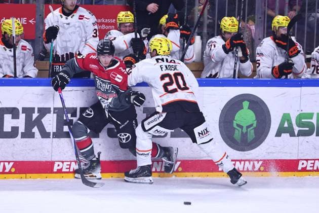 Kevin Niedenz of the Kölner Haie, 46, in a battle with Fabio Kose of the Löwen Frankfurt, 20 GER, Kölner Haie vs. Löwen Frankfurt, ice hockey, PENNY DEL, Matchday 2, 2026–2027 season, September 20, 2026, GER, Kölner Haie vs. Löwen Frankfurt, Ice Hockey, PENNY DEL, Matchday 2, 2026–2027 Season, September 20, 2026, Cologne Copyright: xEibner-Pressefoto RenexWeissx EP_RWS