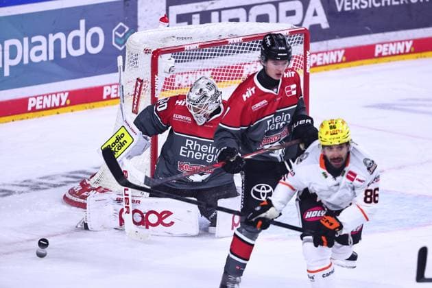Save by Janne Juvonen, Kölner Haie, 30 GER, Kölner Haie vs. Löwen Frankfurt, Ice Hockey, PENNY DEL, Matchday 2, 2026–2027 Season, September 20, 2026 GER, Kölner Haie vs. Löwen Frankfurt, ice hockey, PENNY DEL, Matchday 2, 2026–2027 season, September 20, 2026 Cologne Copyright: xEibner-Pressefoto RenexWeissx EP_RWS
