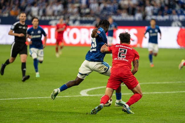 September 20, 2026, GER, Bundesliga 1, Matchday 4, FC Schalke 04 vs. SV Elversberg: A duel between Junior Dina Ebimbe (FC Schalke 04, 29) and Nicholas Mickelson (SV Elversberg, 2) in Gelsenkirchen at the VELTINS Arena, Gelsenkirchen, Germany Copyright: xnordphotoxGmbHx xChristianxSchulzex