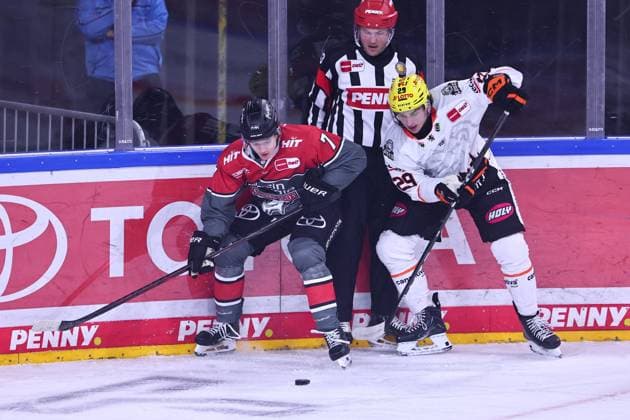 Carlos Haendel (Cologne Sharks), No. 07, in a one-on-one battle with Anthony Romano (Frankfurt Lions), No. 29 GER, Cologne Sharks vs. Frankfurt Lions, ice hockey, PENNY DEL, Matchday 2, 2026–2027 season, September 20, 2026 GER, Kölner Haie vs. Löwen Frankfurt, Ice Hockey, PENNY DEL, Matchday 2, 2026–2027 Season, September 20, 2026 Cologne Copyright: xEibner-Pressefoto RenexWeissx EP_RWS