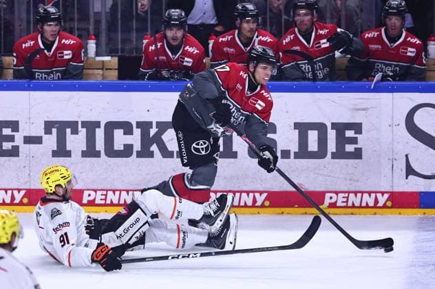 Jan Luca Sennhenn (Cologne Sharks), 17, against Austin Wagner (Frankfurt Lions), who is lying on the ice, 91 GER, Cologne Sharks vs. Frankfurt Lions, ice hockey, PENNY DEL, Matchday 2, 2026–2027 season, September 20, 2026, GER, Kölner Haie vs. Löwen Frankfurt, Ice Hockey, PENNY DEL, Matchday 2, 2026–2027 Season, September 20, 2026, Cologne Copyright: xEibner-Pressefoto RenexWeissx EP_RWS