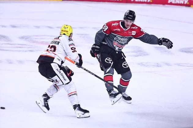 Gregor MacLeod, Kölner Haie, No. 89, in a battle with Maksim Matushkin, Löwen Frankfurt, No. 52, GER, Kölner Haie vs. Löwen Frankfurt, ice hockey, PENNY DEL, Matchday 2, 2026–2027 season, September 20, 2026, GER, Kölner Haie vs. Loewen Frankfurt, Ice Hockey, PENNY DEL, Matchday 2, 2026–2027 Season, September 20, 2026, Cologne Copyright: xEibner-Pressefoto RenexWeissx EP_RWS