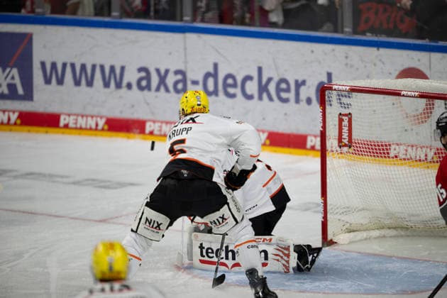 PENNY DEL 1 Cologne Sharks vs. Löwen Frankfurt, Cologne, September 20, 2026 Björn Krupp Löwen Frankfurt, defense, 5 Adam Scheel Löwen Frankfurt, goalie, 31 PENNY DEL 1 Kölner Haie vs. Löwen Frankfurt on September 20, 2026, at the Lanxess Arena in Cologne, Germany Copyright: xBEAUTIFULxSPORTS AndreasxDickx