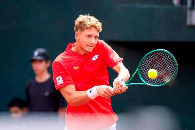 Tenis, Chile vs Espana. Copa Davis 2026. El jugador de Espana Martin Landaluce regresa la pelota frente a Matias Soto de Chile durante el partido de singles de la Copa Davis valido por la segunda ronda de clasificatorios para el Grupo Mundials, disputado en el Court Central Anita Lizana, Parque Estadio Nacional en Santiago de Chile. 20 09 2026 Pepe Alvujar Photosport Tenis, Chile vs Espana. Copa Davis 2026. The Spanish player Martin Landaluce returns the ball against Matias Soto of Chile during the Davis Cup singles match valid for the second round of qualifiers for the World Group, played at the Anita Lizana Central Court, National Stadium Park in Santiago, Chile. 20 09 2026 Pepe Alvujar Photosport Chile vs Espana dia 2, Copa Davis 2026 