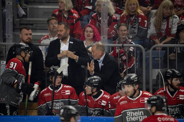 PENNY DEL 1 Cologne Sharks vs. Frankfurt Lions, Cologne, September 20, 2026; Moritz Müller, Cologne Sharks, defenseman, 91 Thomas Berglund, Cologne Sharks, Head Coach PENNY DEL 1 Cologne Sharks vs. Löwen Frankfurt on September 20, 2026, at the Lanxess Arena in Cologne, Germany Copyright: xBEAUTIFULxSPORTS AndreasxDickx
