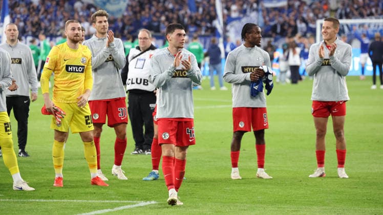 September 20, 2026, xrekx, Soccer, Bundesliga 1, FC Schalke 04 vs. SV Elversberg – SV Elversberg team in front of the visitors section; Felix Keidel, SV 07 Elversberg; DFL, DFB regulations prohibit any use of photographs as image sequences and or quasi-video; Gelsenkirchen
